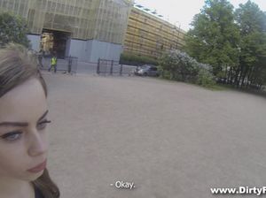 Пацан подцепил на улице красотку и выебал ее у себя в квартире