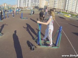 Мужик подцепил на улице милашку и выебал ее в своем спортивном зале