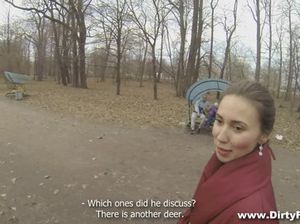 Русскую сучку ебут в анал в подъезде