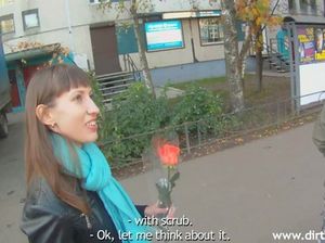 Парень трахает худую девушку в сауне