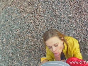 Парень ебет милую блондинку на заброшенной стройке