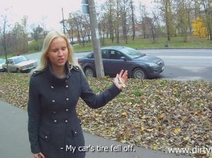 Под предлогом помощи парень отвел красотку домой и выебал ее в пизду