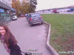 Пикапер трахает малышку в пальто на крыше дома