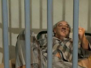 Горячие девушки в полицейской форме трахнули старика в камере