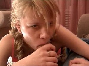 Милашку с шикарными сиськами жестко ебут в пизду на диване и кончают ей на лицо