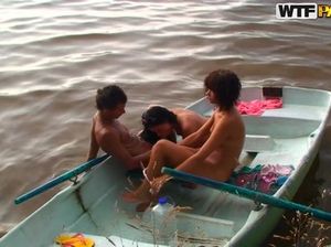 Молодые студенты ебут красоток во все щели на улице в лодке