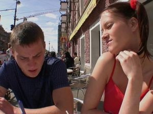 Пацан познакомился с восемнадцатилетней малышкой в кафе и трахнул ее в пизду у себя дома