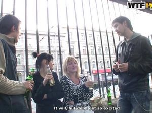 Пьяные студентки ласкают друг друга на вечеринке