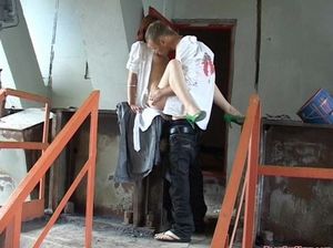 Красотку с маленькой грудью ебут на стройке в пизду
