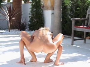 Худая русская милашка с маленькими сиськами дрочит на улице свою киску и писает на пол