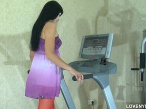 Мужик трахнул в тренажерном зале брюнетку в красных чулках