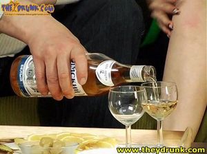 Мужик напоил сисястую подругу и выебал ее прямо на диване