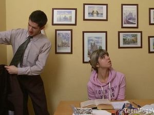 Препод трахает молодую студентку на индивидуальном занятии