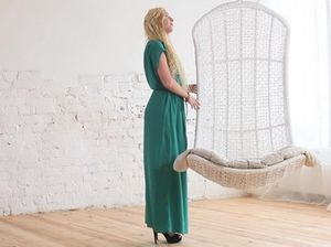 Загорелая блондинка с маленькими сиськами пальцами доводит себя до оргазма