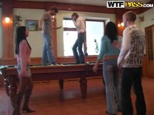 Молодые русские студенты без одежды развлекаются в частном доме