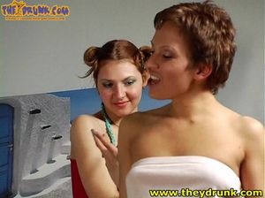 Две лесбухи напились и отлизали друг другу сладкие сосочки
