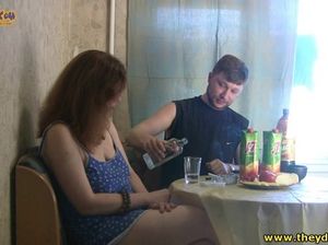 Взрослый мужик довел свою пьяную подругу дрочкой до оргазма