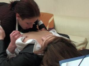 Начальница и секретарша лесби ласкают письки друг друга на работе