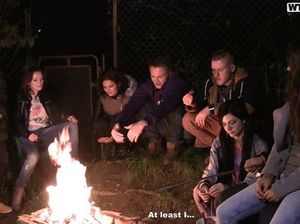 Студенты посидели у костра и занялись групповым сексом в доме