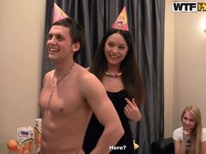 Студенты отрываются по полной на закрытой секс вечеринке