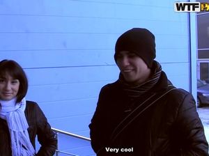 Дешевая сучка трахается в туалете с двумя пикаперами