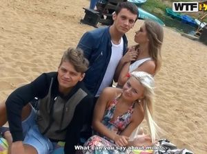 Две красивые лесбиянки сочно вылизывают друг другу киски на улице