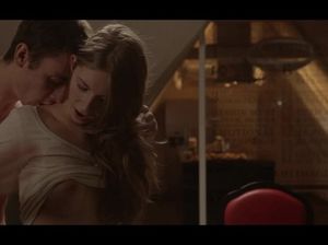 Русскую красотку обливают молоком и ебут в пизденку прямо на кухне