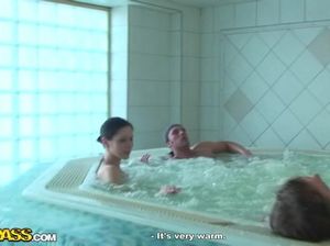Молодые парни развлекаются со своими голыми подругами в аквапарке
