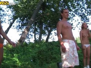 Вольные русские студенты трахаются в лесу во время отдыха