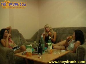 Пьяные русские лесбиянки лижут пилотки друг друга на полу