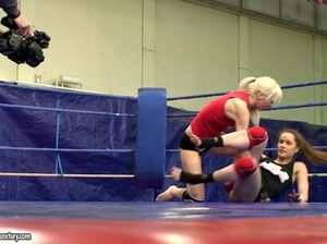 Жаркие спортивные лесбиянки на ринге устроили возбуждающее шоу