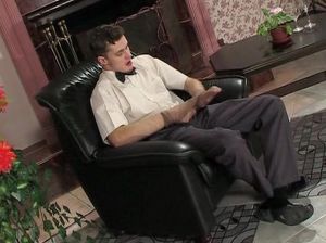 Горячая хозяйка соблазнила молодого работника и трахнула его