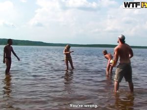 Любвеобильная девушка соблазняет парня на секс в лесу