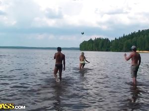 Любвеобильная девушка соблазняет парня на секс в лесу