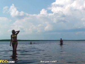 Любвеобильная девушка соблазняет парня на секс в лесу