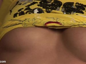 Загорелая милашка с красивой грудью дрочит свою побритую пизду