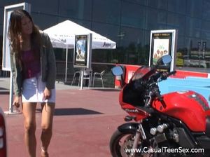 Байкер трахает свою милую подружку в лесу