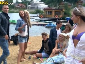 Парень отодрал свою подружку с маленькими сиськами в лесу