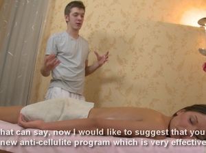Хитрый массажист выебал клиентку на сеансе в ее сладкую пизденку