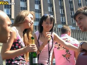Парень не выдержал и выебал на уличной вечеринке свою подругу