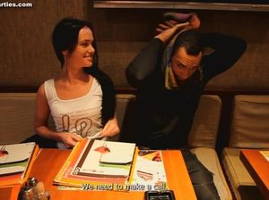 Старшекурсники пригласили в гости первокурсниц для группового секса