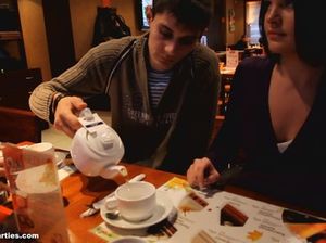 Старшекурсники пригласили в гости первокурсниц для группового секса