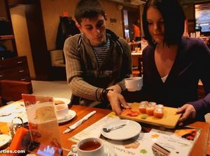 Старшекурсники пригласили в гости первокурсниц для группового секса