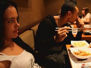 Старшекурсники пригласили в гости первокурсниц для группового секса