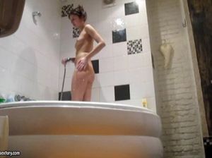 Скрытое подглядывание в душе за обнаженной красивой девушкой