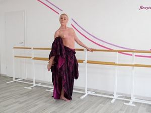 Гимнастка разделась догола и продемонстрировала свои прелести