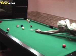 Студенты по-быстрому занялись анальным сексом на вечеринке