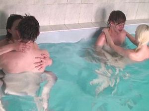 Групповой секс русских студентов в бассейне во время тусовки