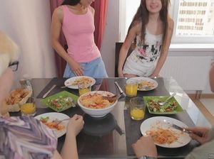 Чувственная юная лесбиянка пригласила подругу для секса