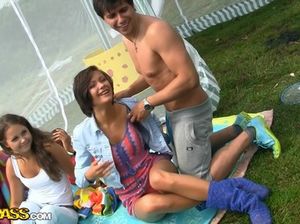 Студент русского универа трахнул в палатке одногруппницу